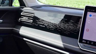 Volkswagen Tiguan - interior dashboard detail