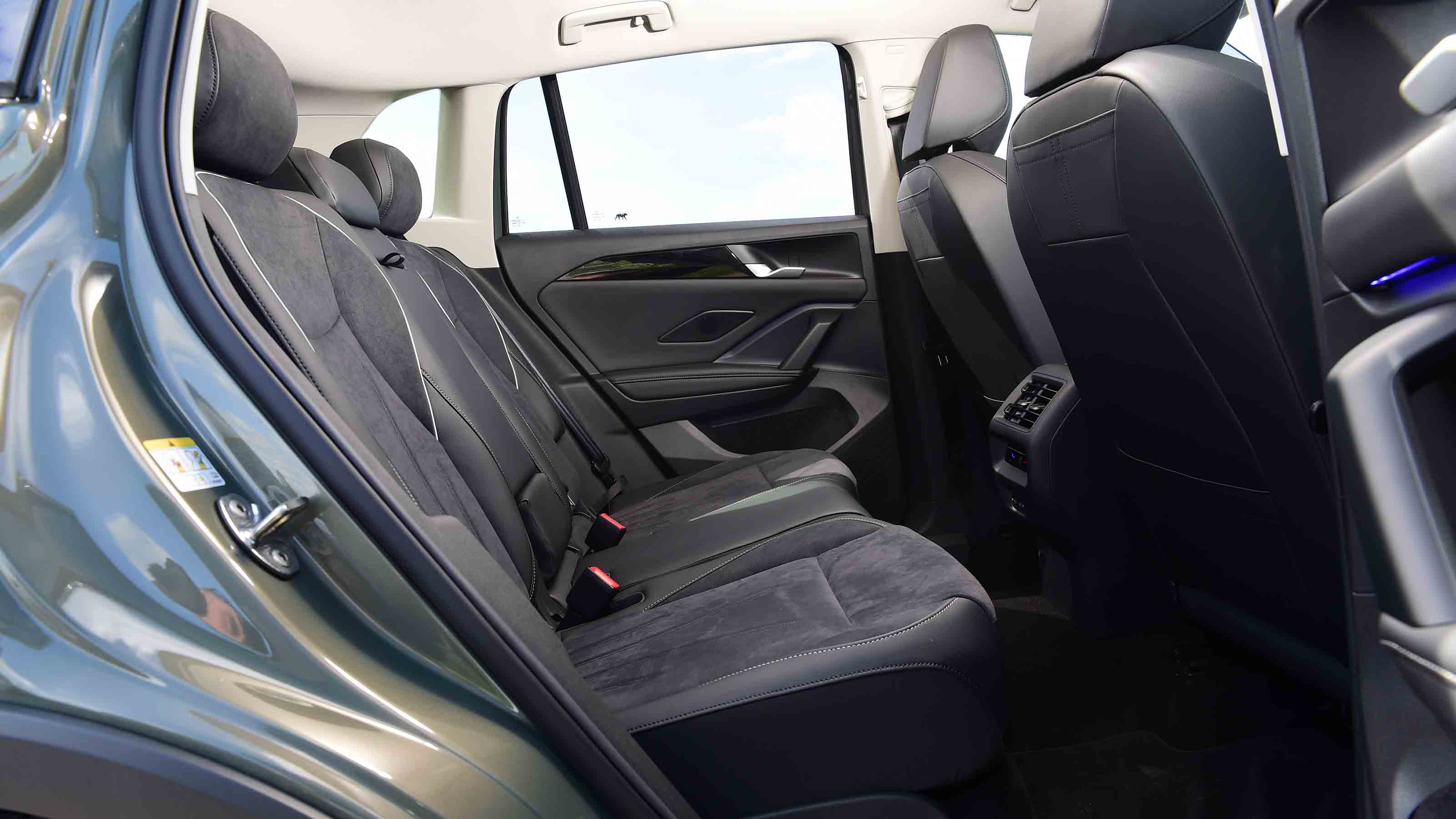 Volkswagen Tiguan - rear seat