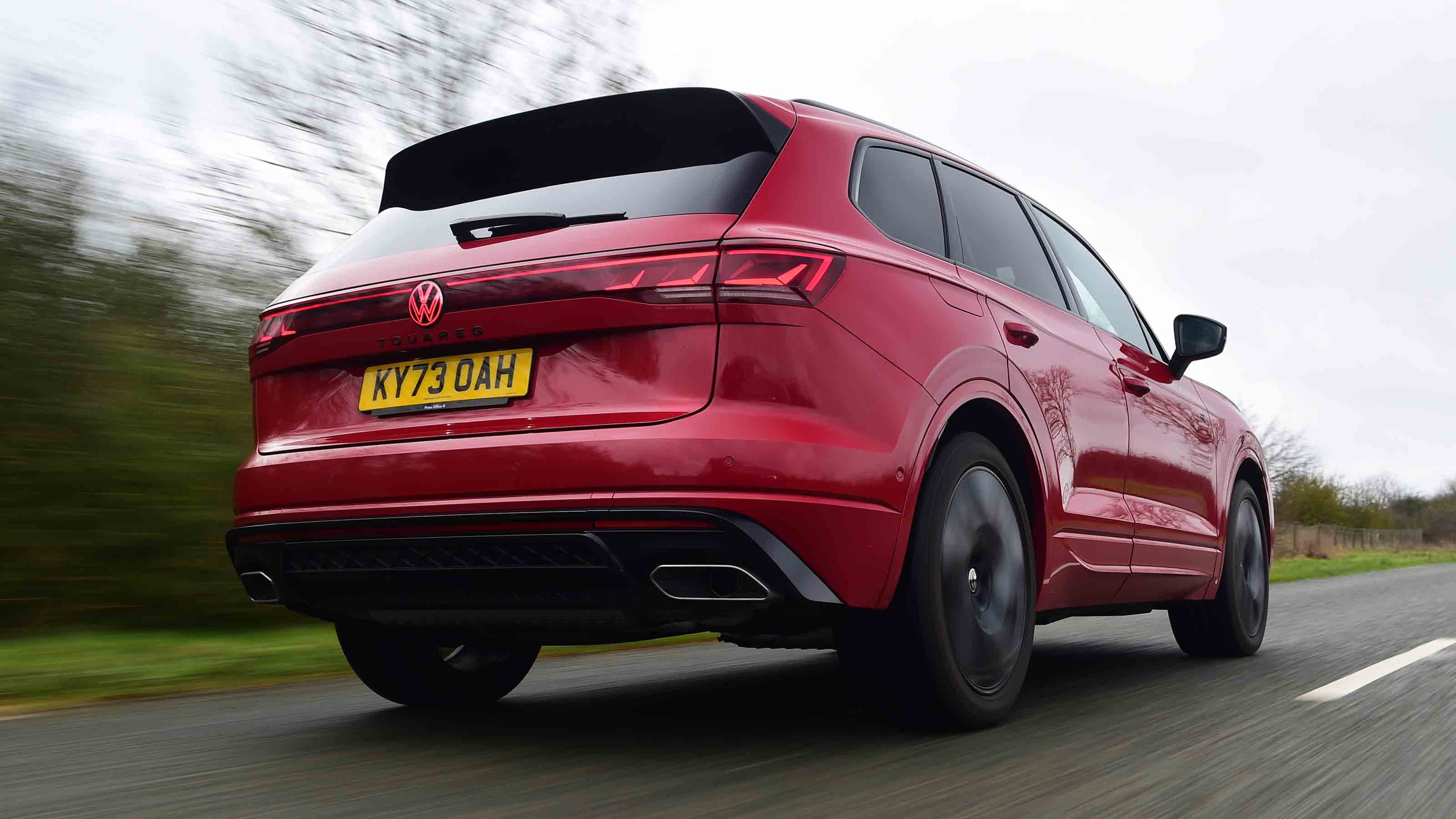 Volkswagen Touareg 3.0 TDI 4MOTION Black Edition – rear tracking shot