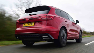 Volkswagen Touareg 3.0 TDI 4MOTION Black Edition – rear tracking shot