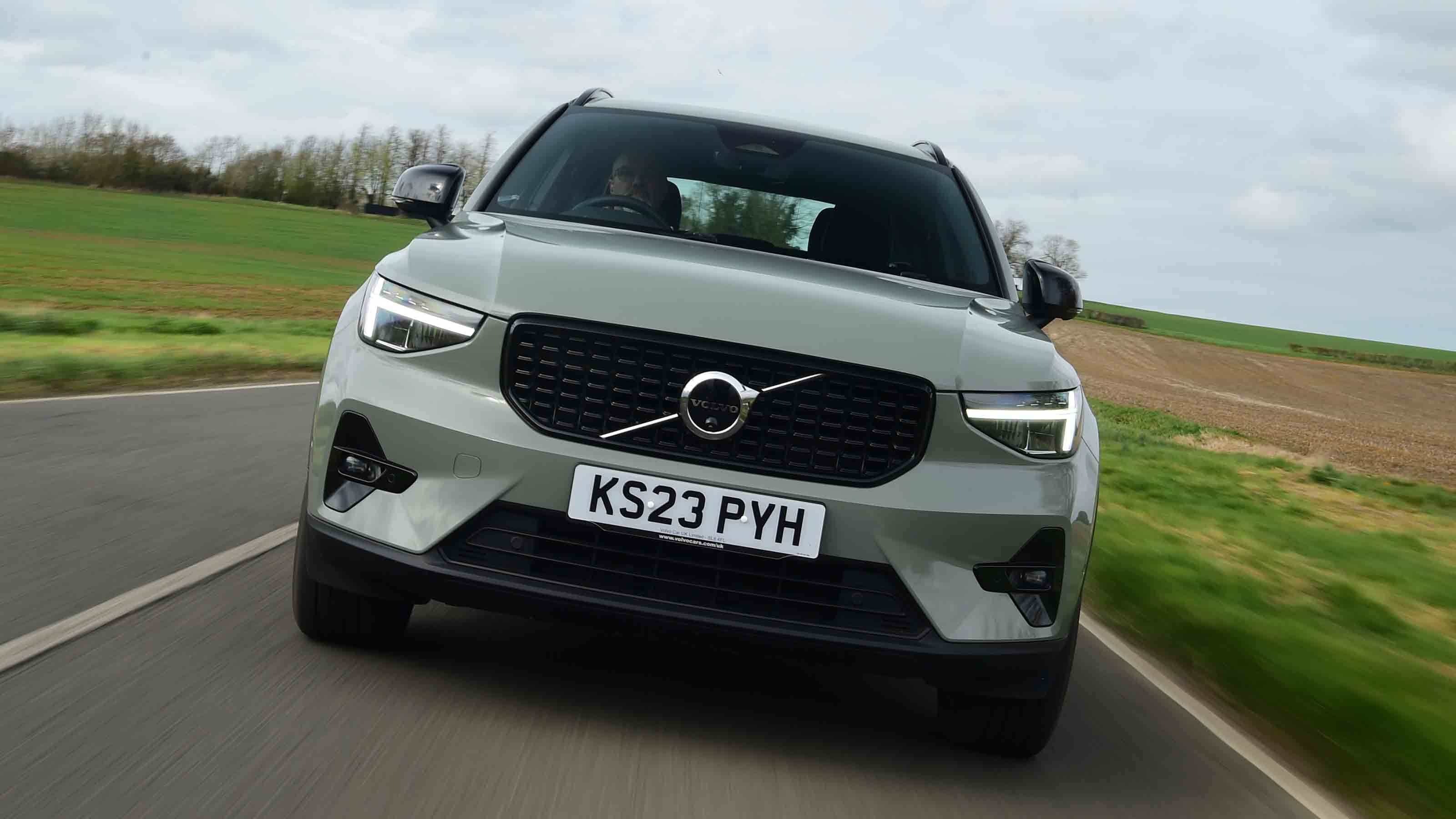 Volvo XC40 - front full width