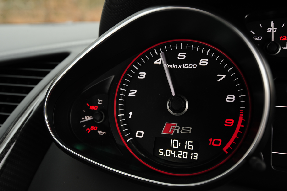 Audi R8 coupe dials