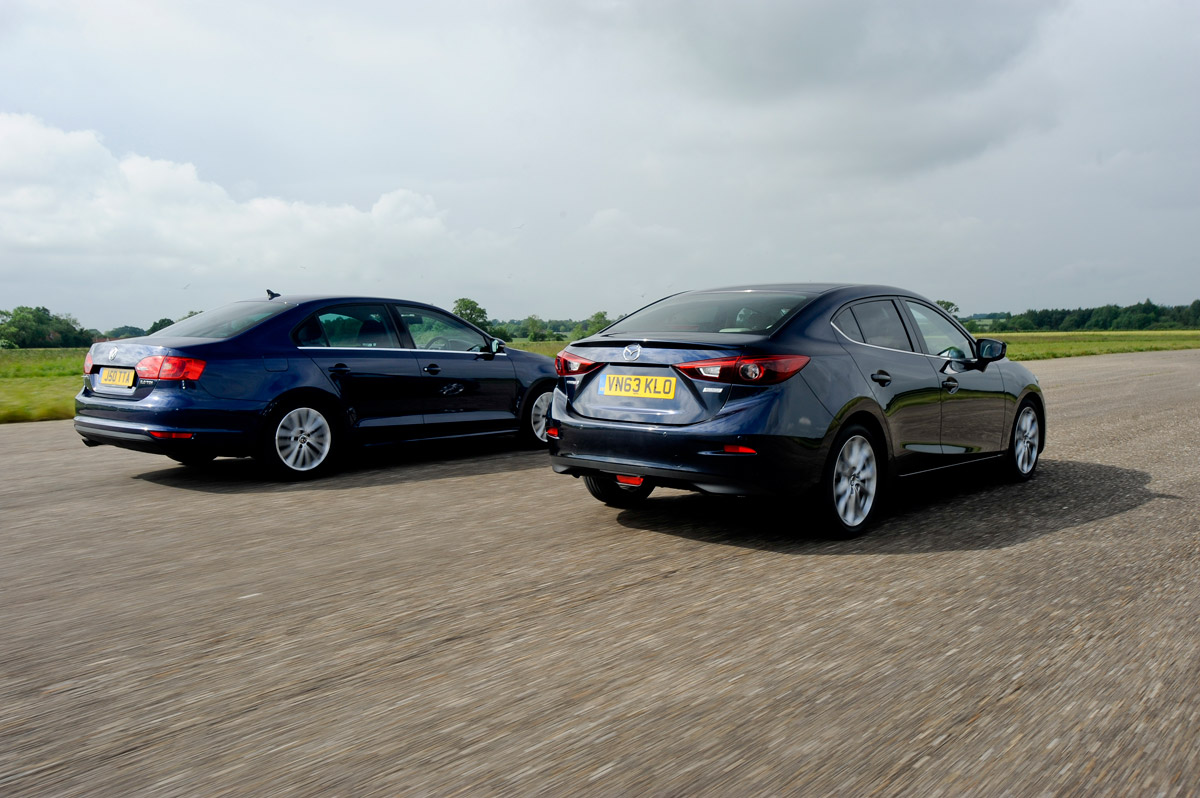 Mazda 3 Fastback vs VW JEtta