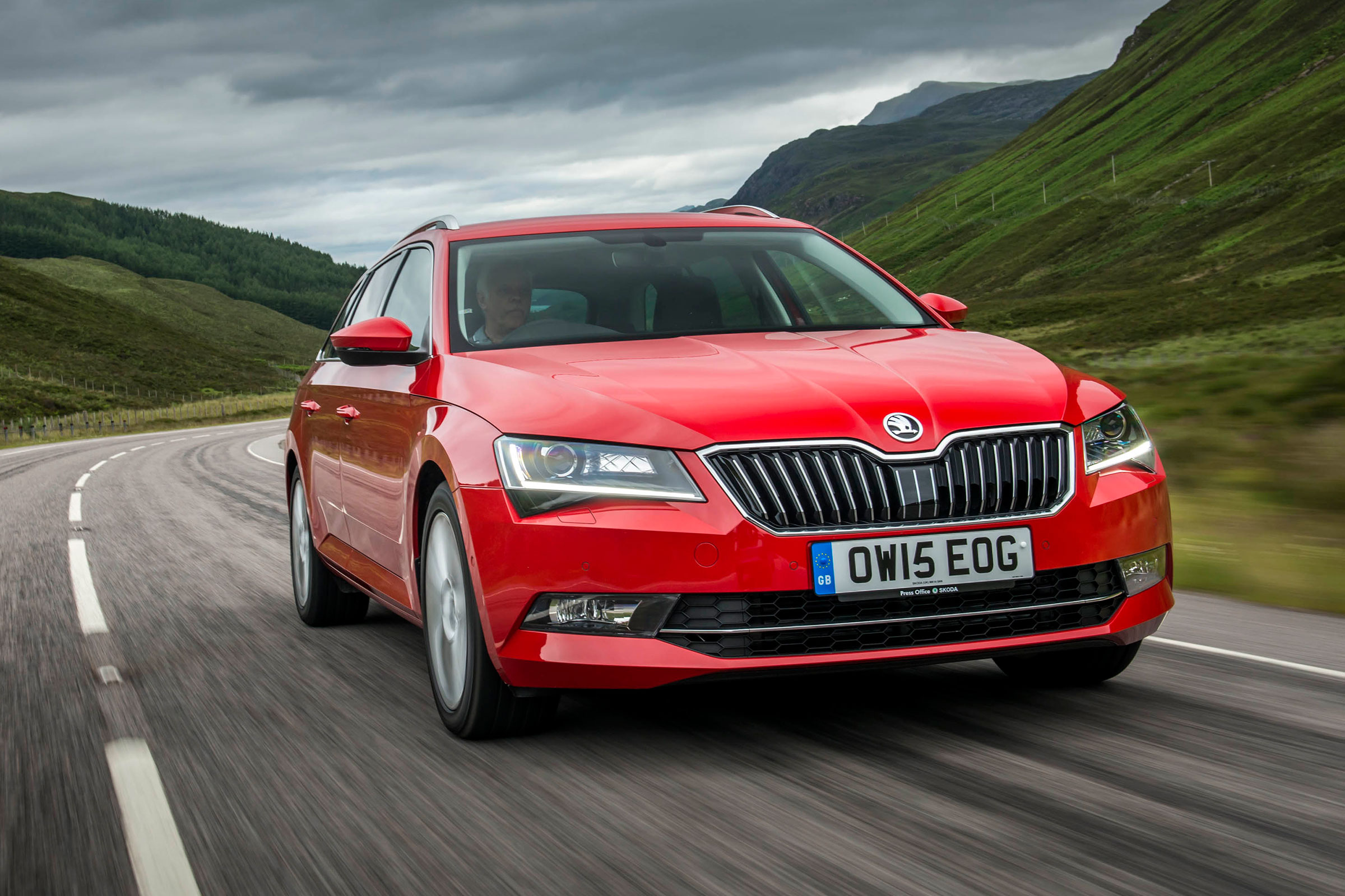 Skoda Superb Estate - front action