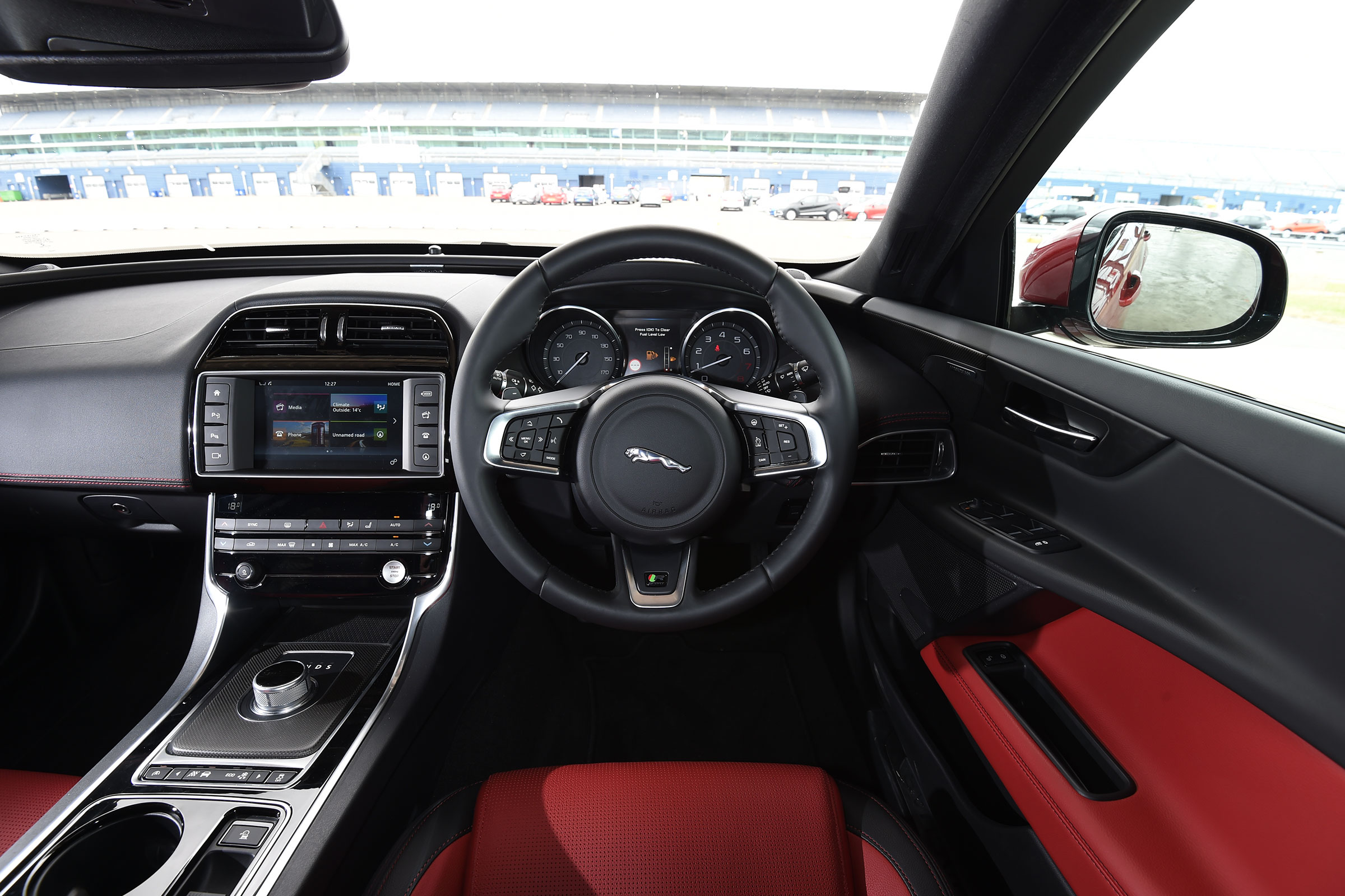 Jaguar XE - interior