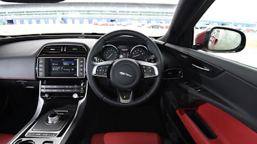 Jaguar XE - interior