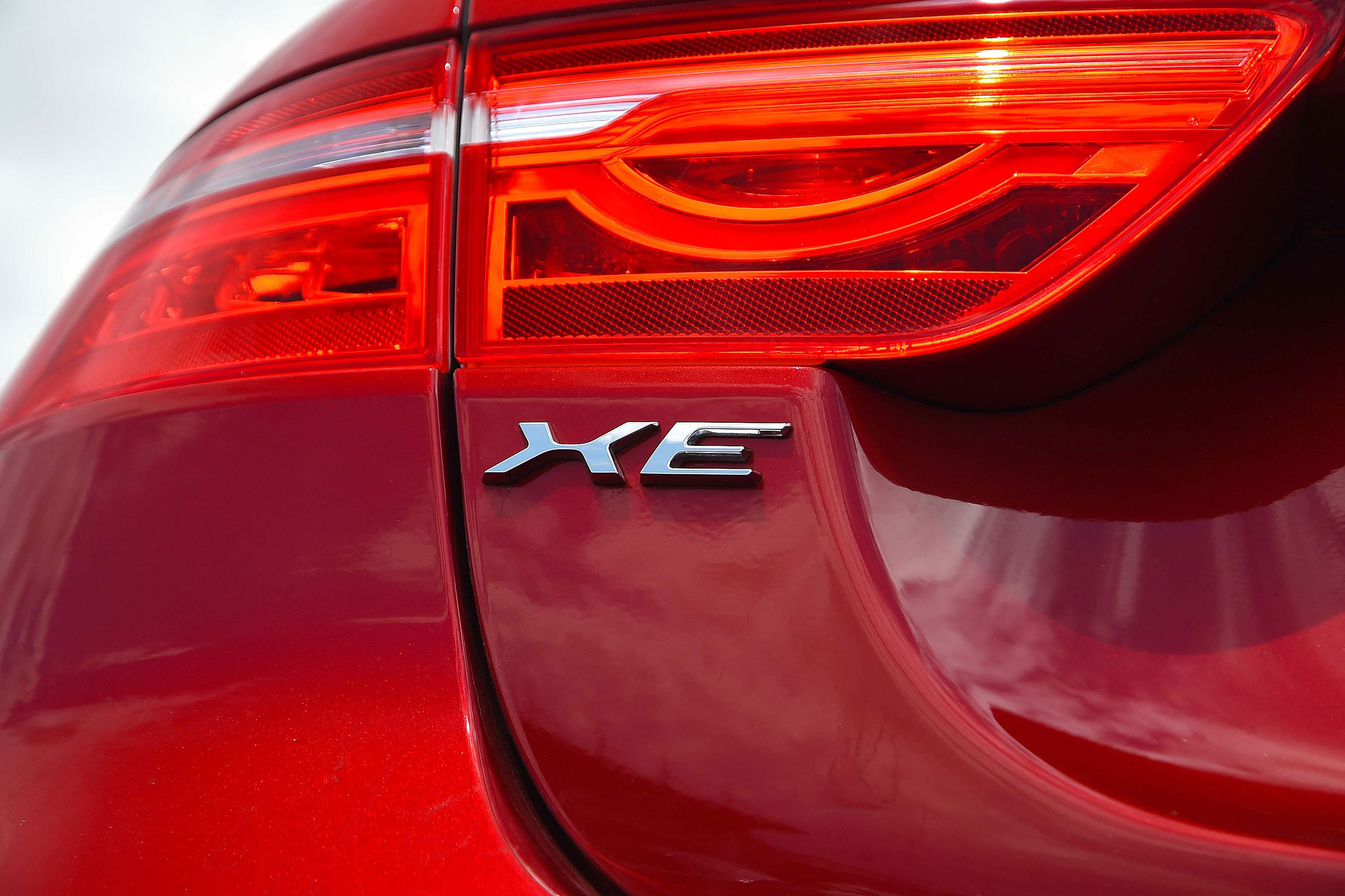 Jaguar XE - badge