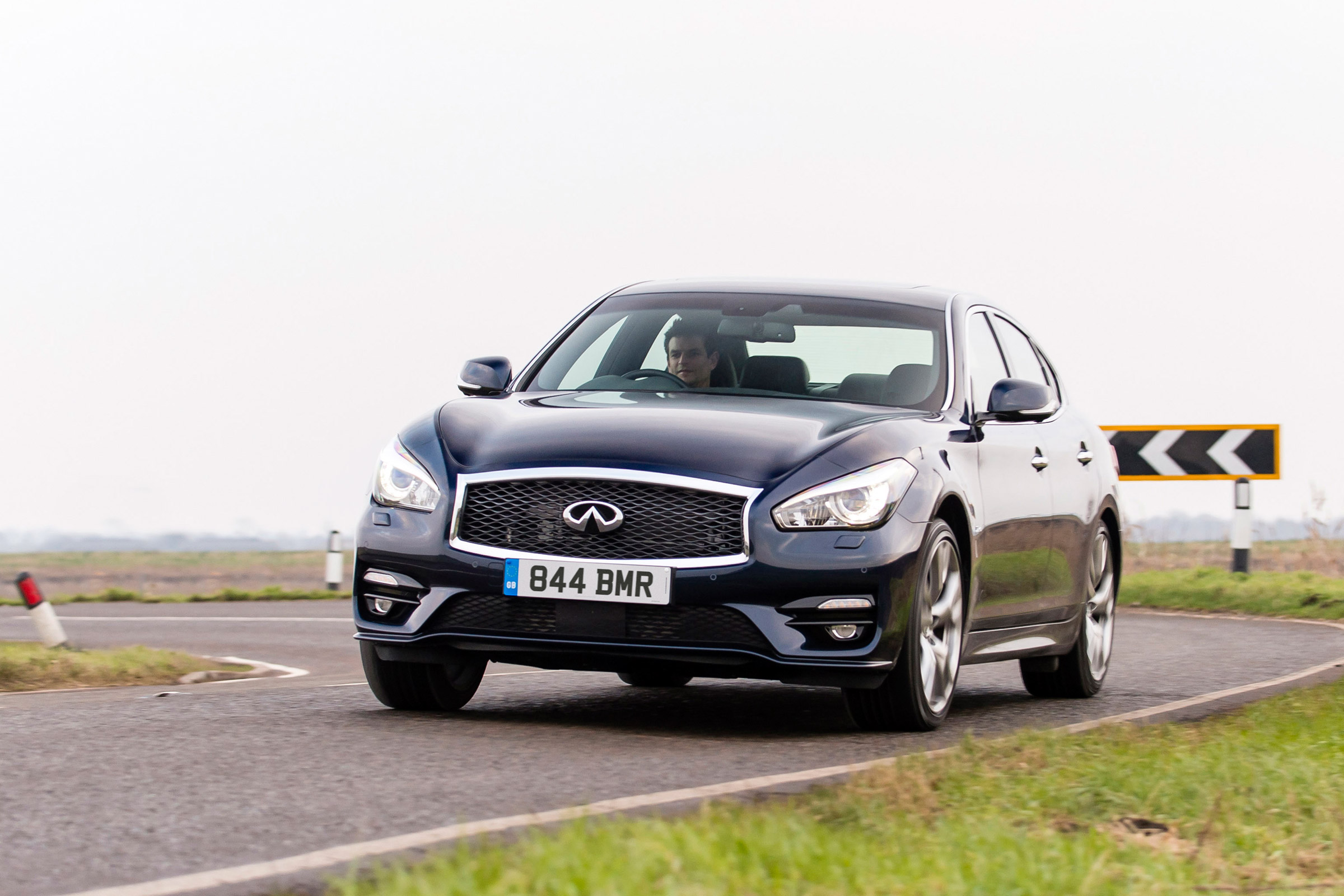 New Infiniti Q70 2015 action