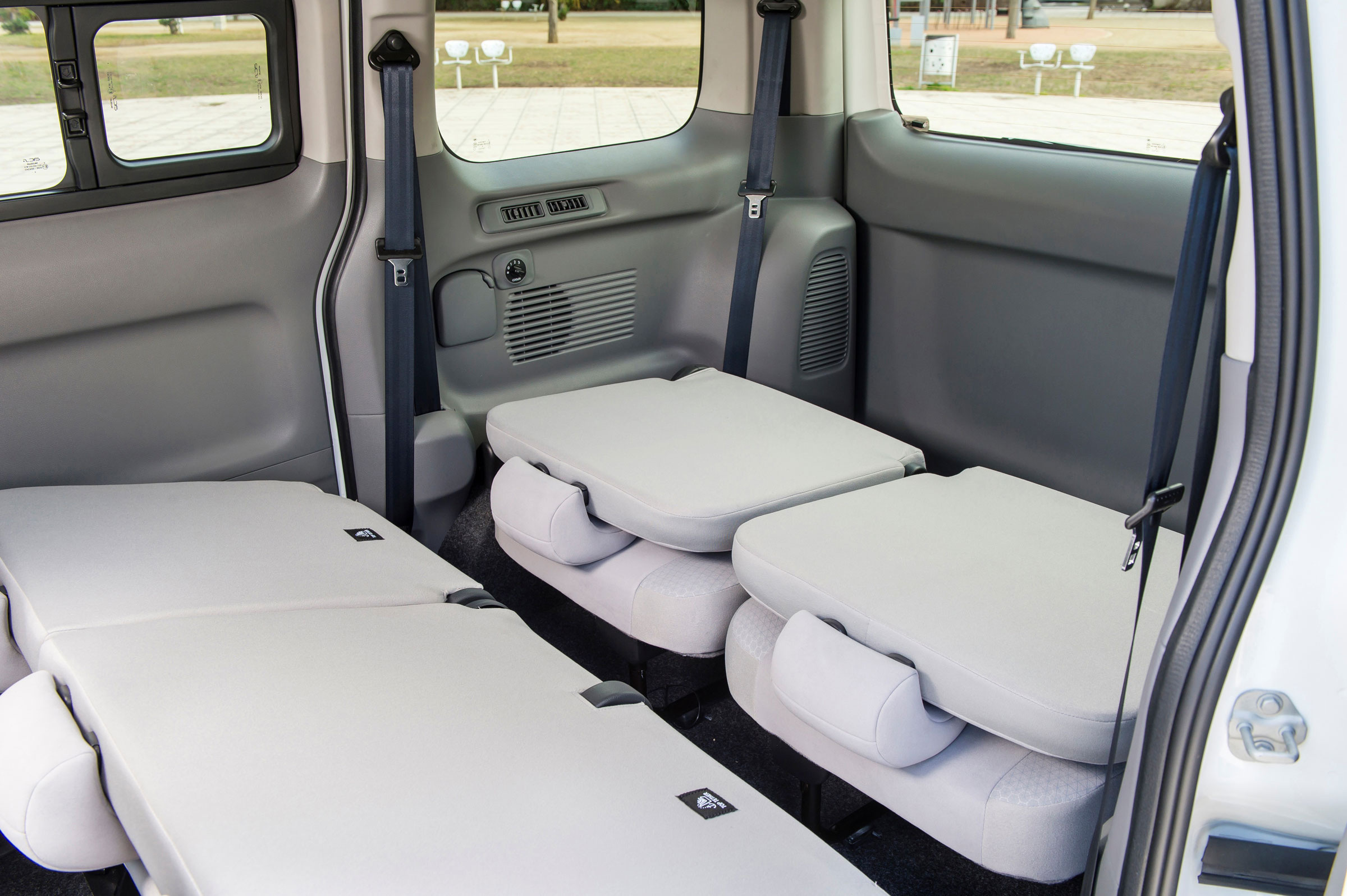Nissan e-NV200 seats 3