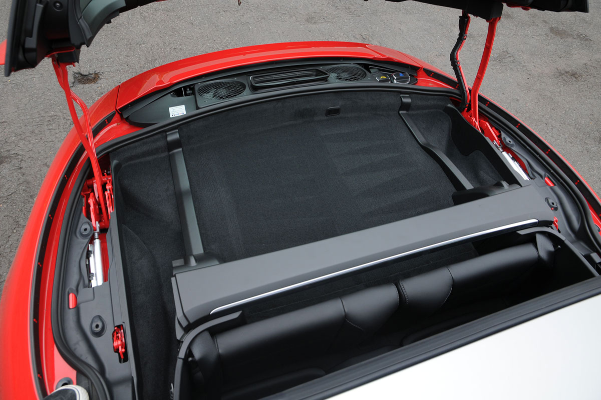 Porsche 911 Targa 4S roof bay