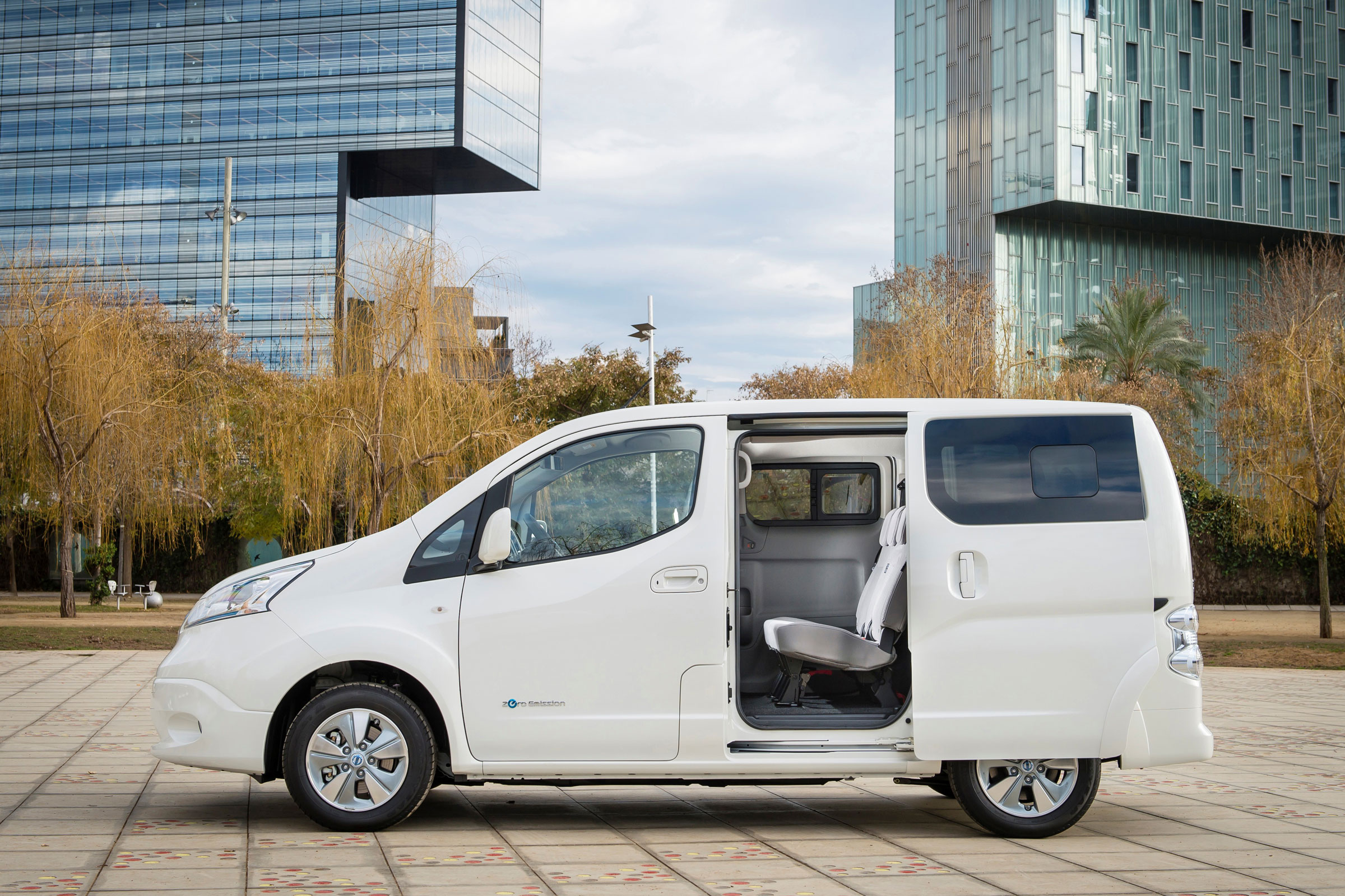 Nissan e-NV200 side