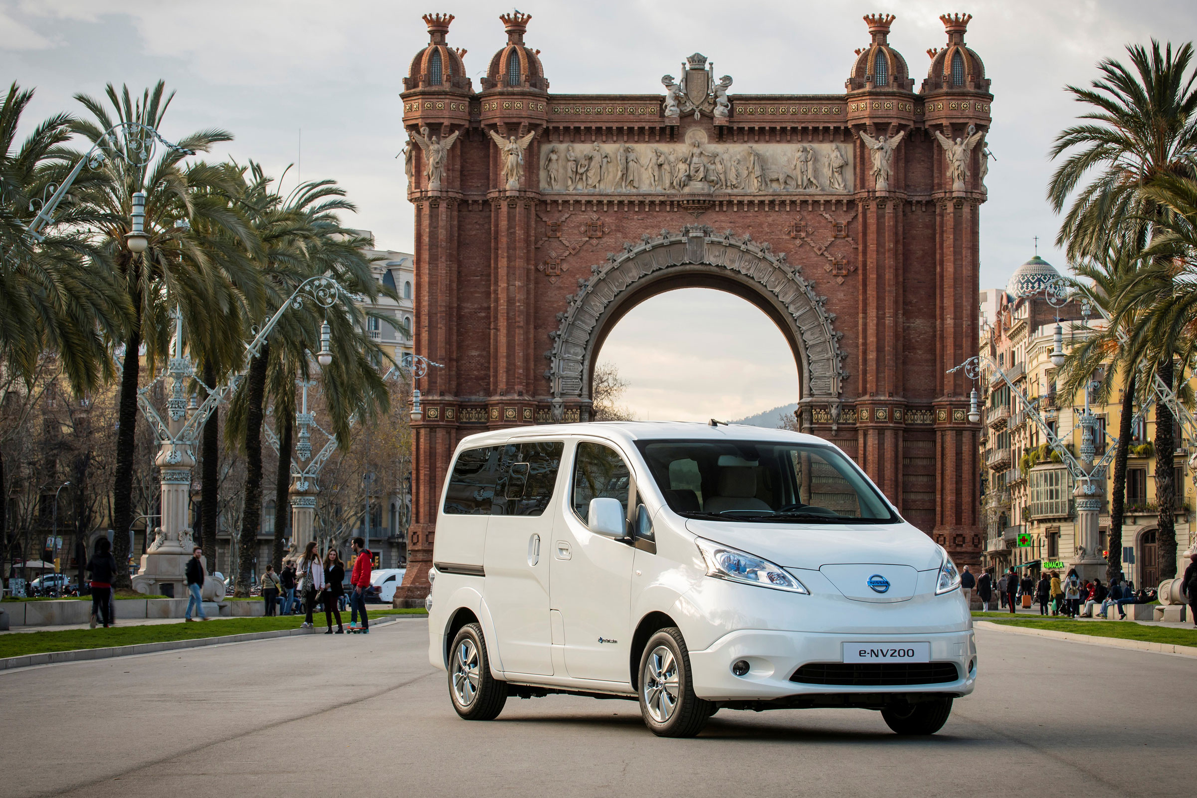 Nissan e-NV200 front on