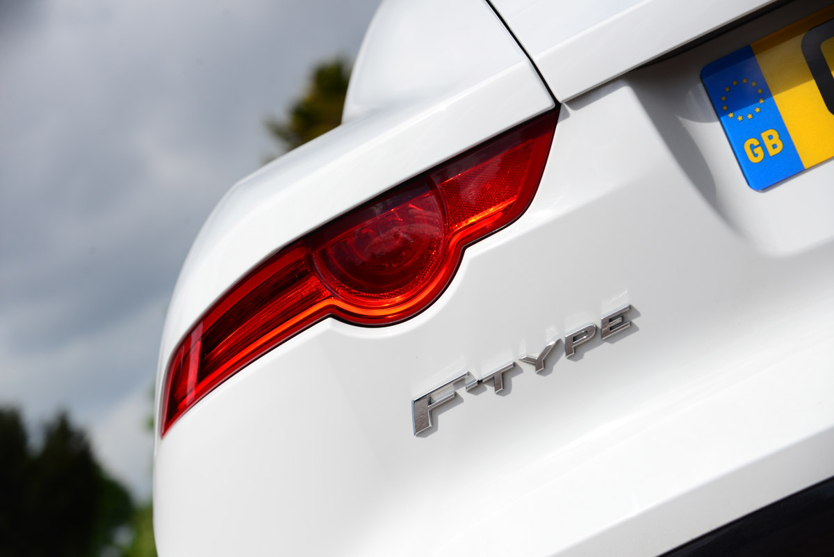 Jaguar F-Type Coupe V6 badge