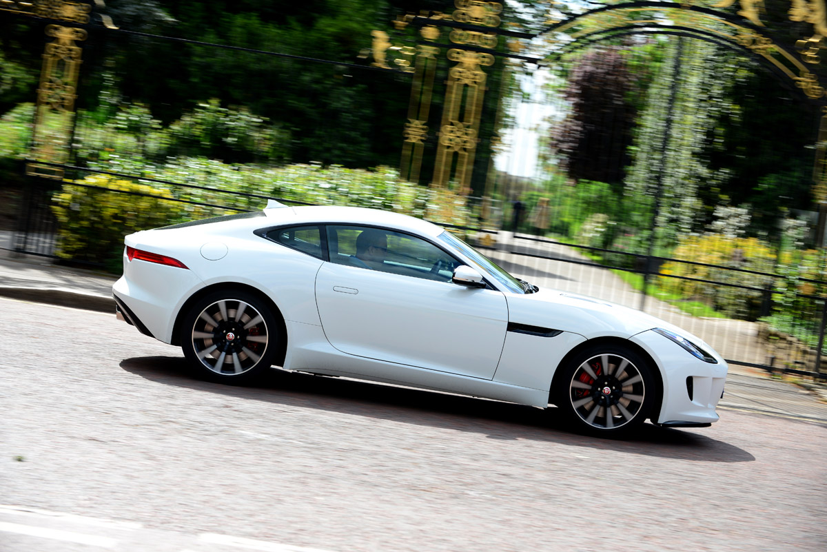 Jaguar F-Type Coupe V6 pan