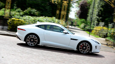 Jaguar F-Type Coupe V6 pan