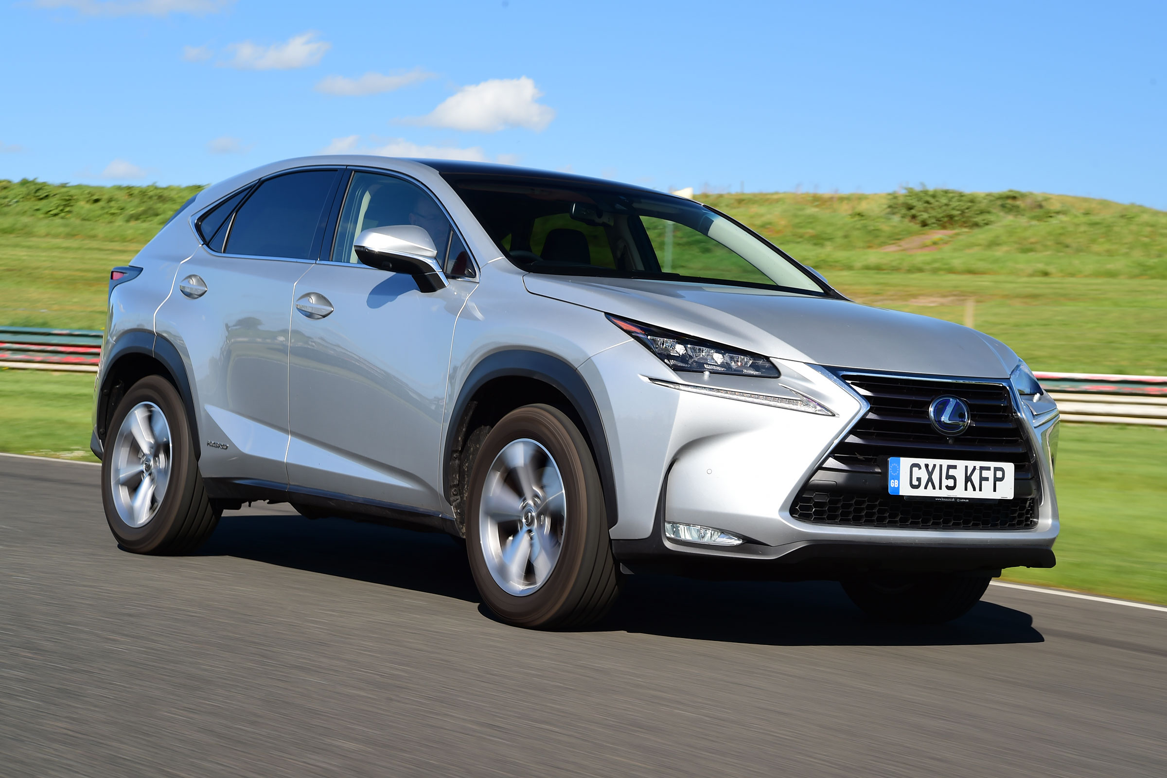 Lexus NX - front tracking