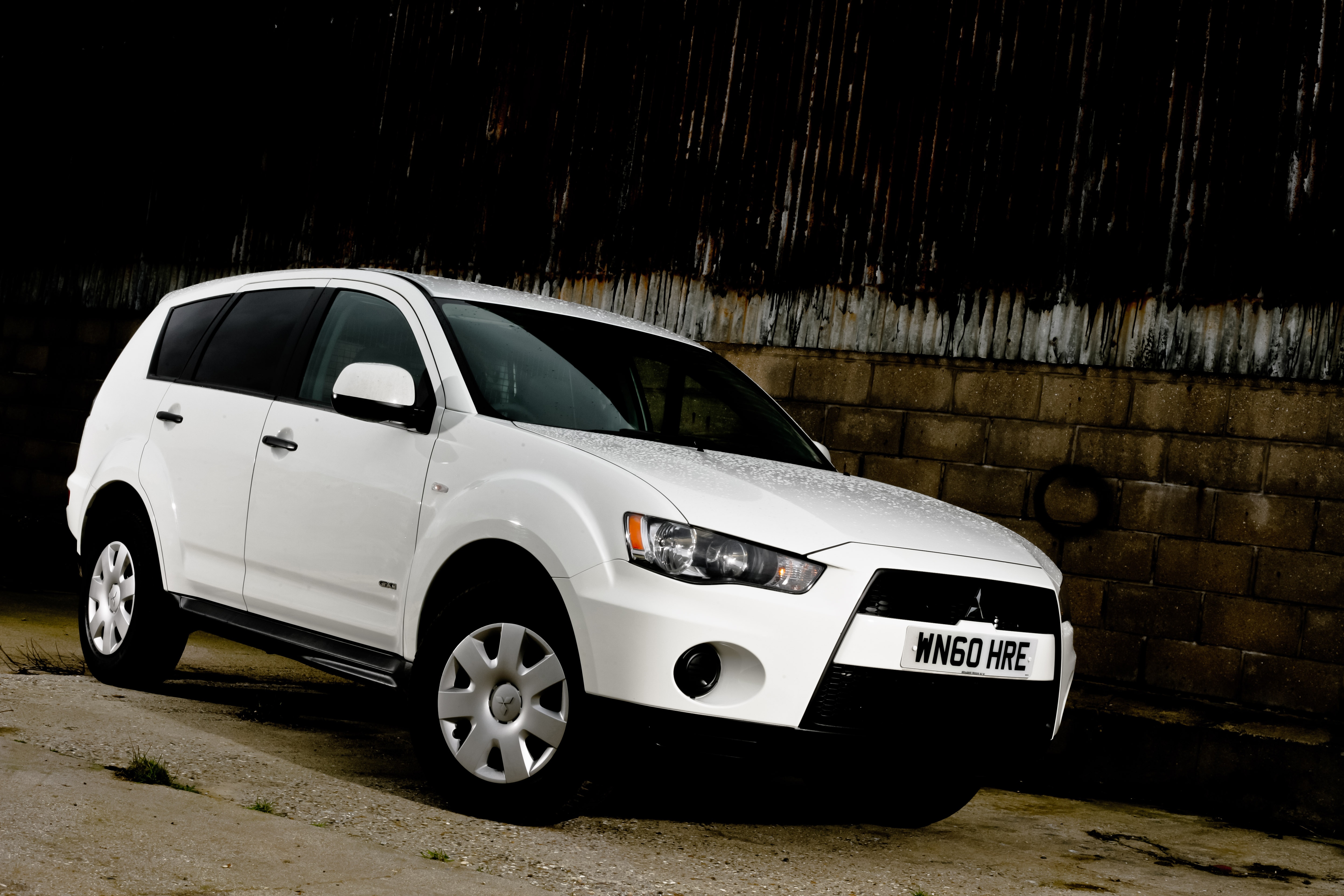 White Mitsubishi Outlander 4Work (2008-2012) van