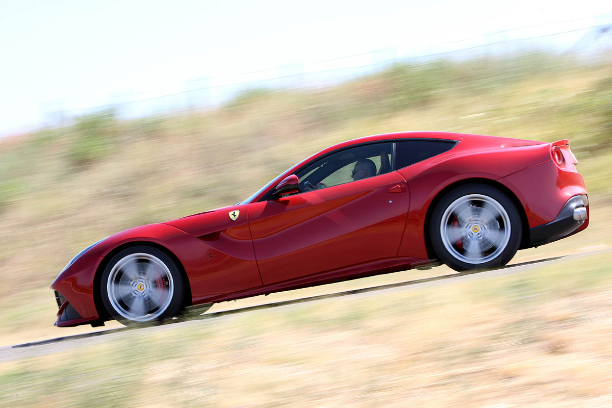 Ferrari F12 Berlinetta panning