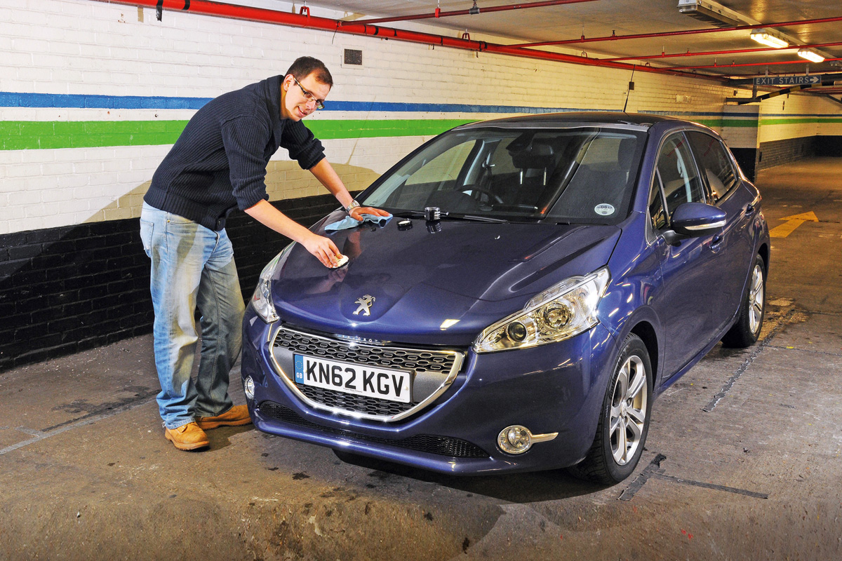 Peugeot 208 front static header