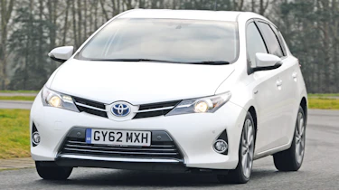 Toyota Auris Hybrid front cornering