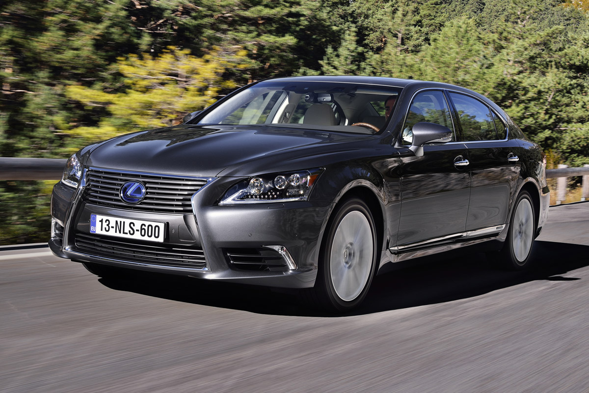 Lexus LS 600h front tracking