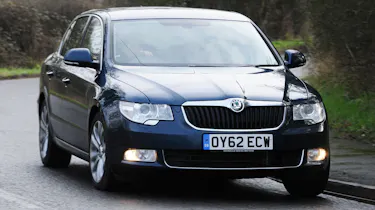 Skoda Superb 2.0 TDI SE Plus front cornering