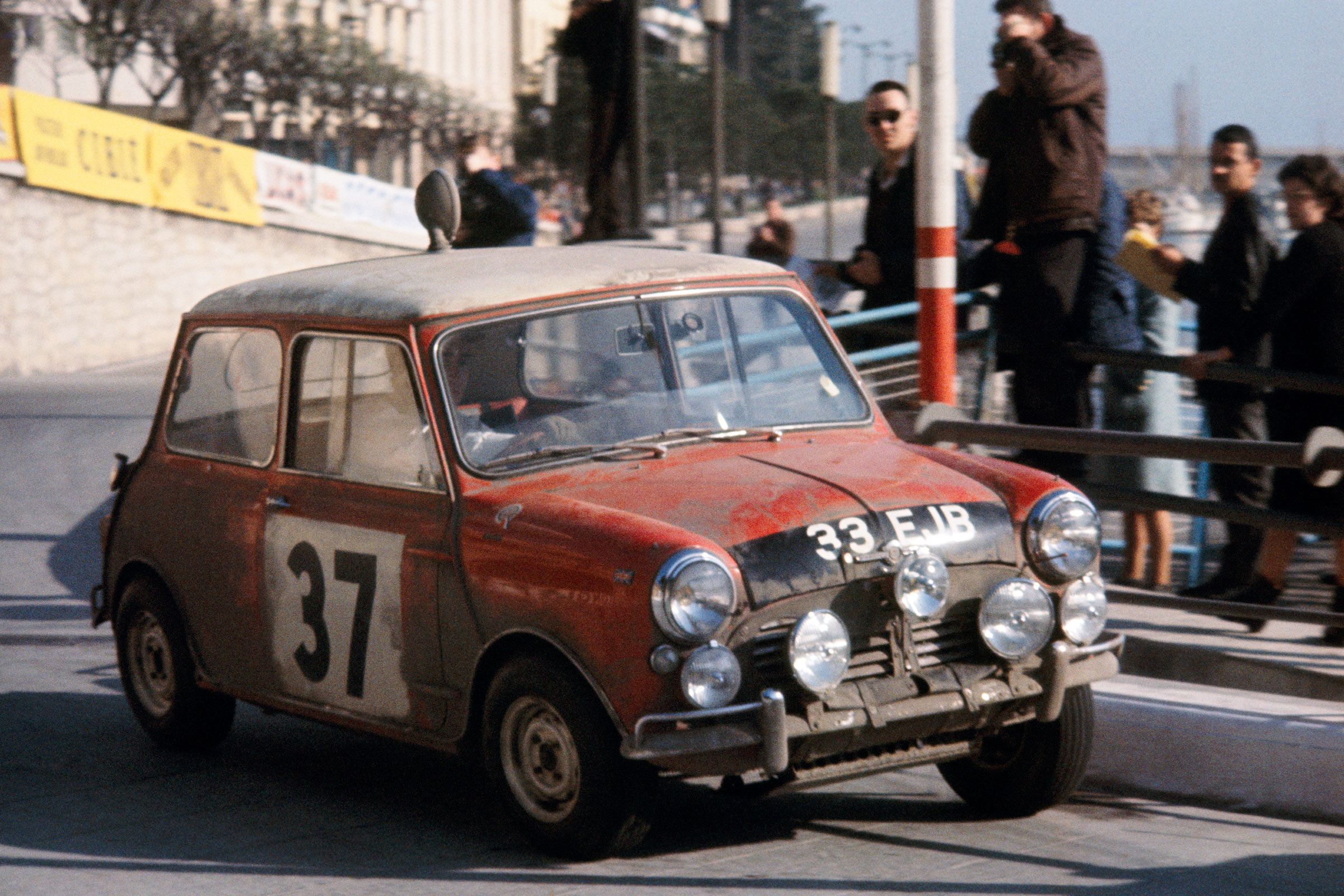 Mini Cooper S 1964 Monte Carlo rally winner - classic cornering