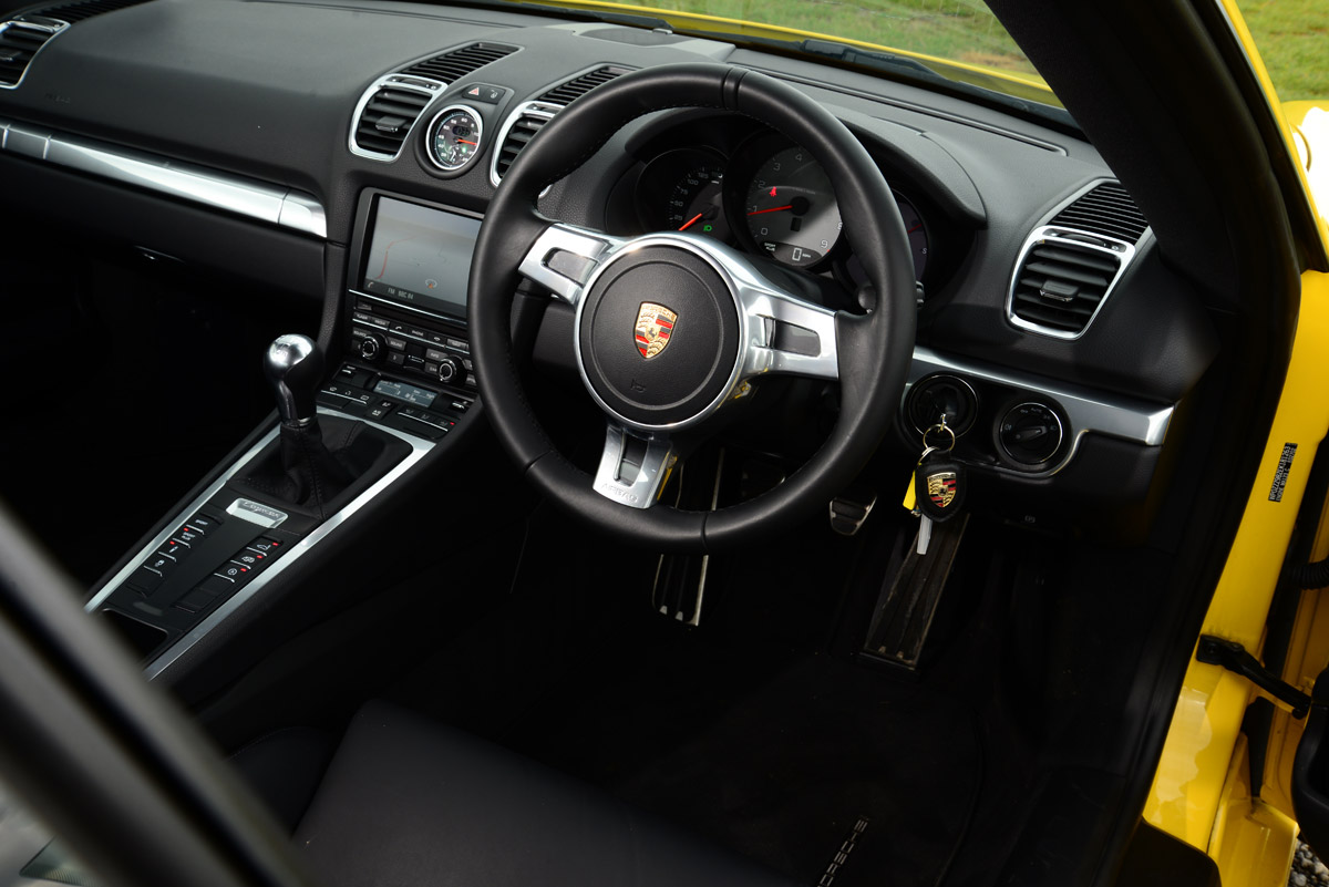 2014 Porsche Cayman dashboard