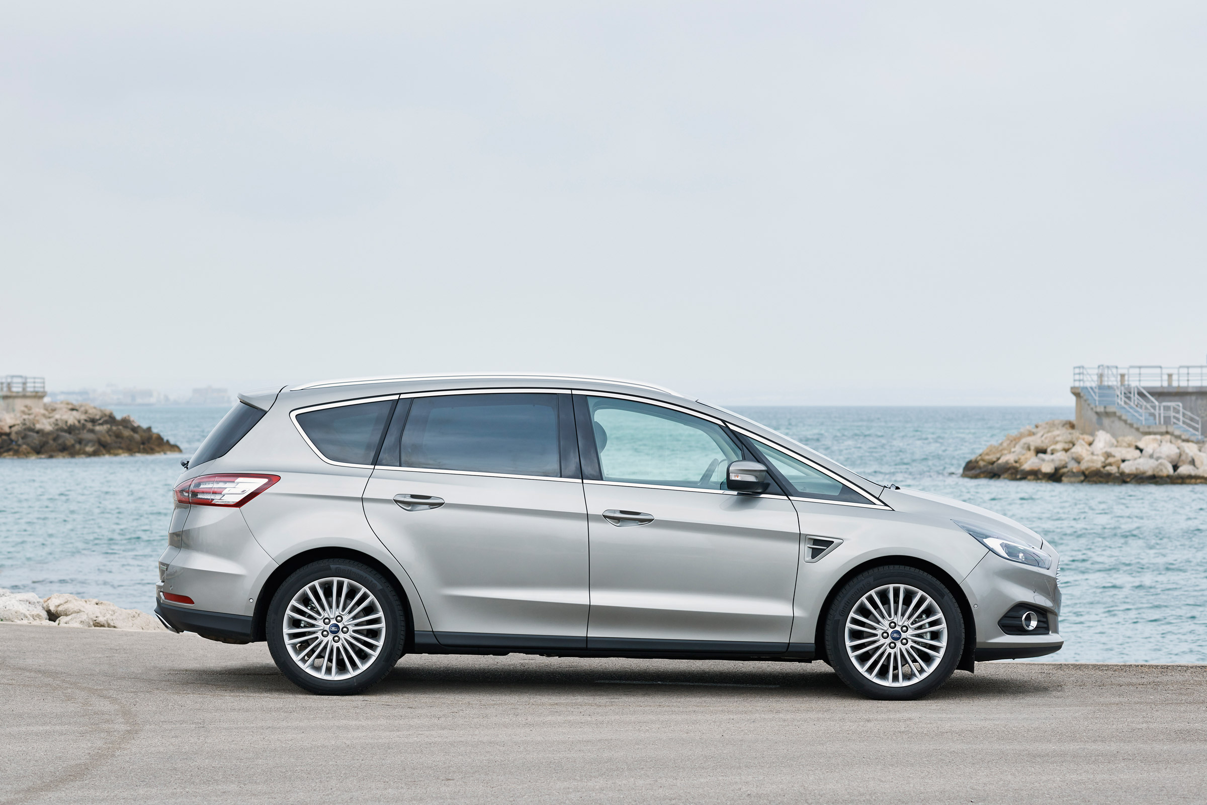 Ford S-MAX Titanium side
