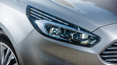 Ford S-MAX Titanium light