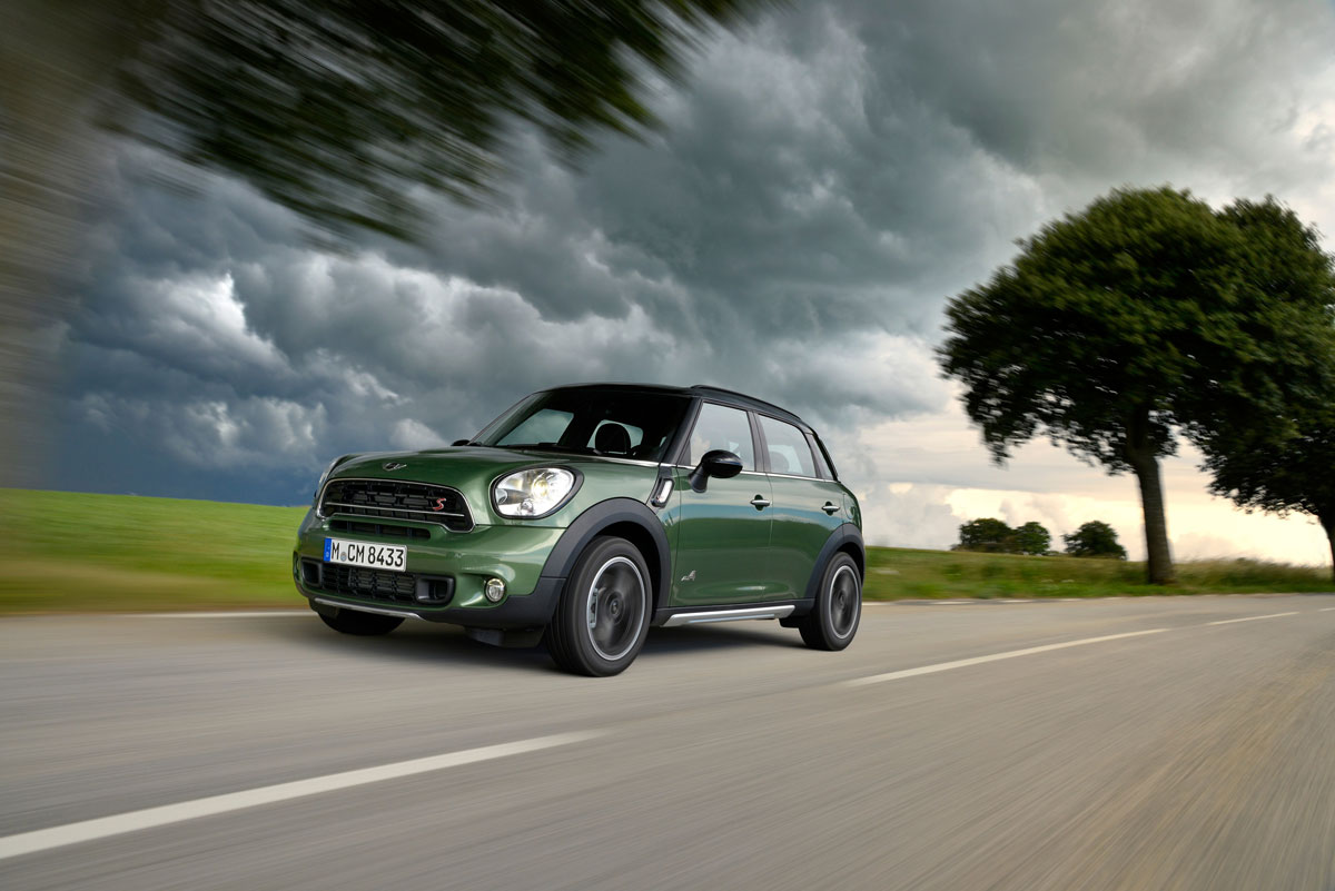 MINI Countryman driving