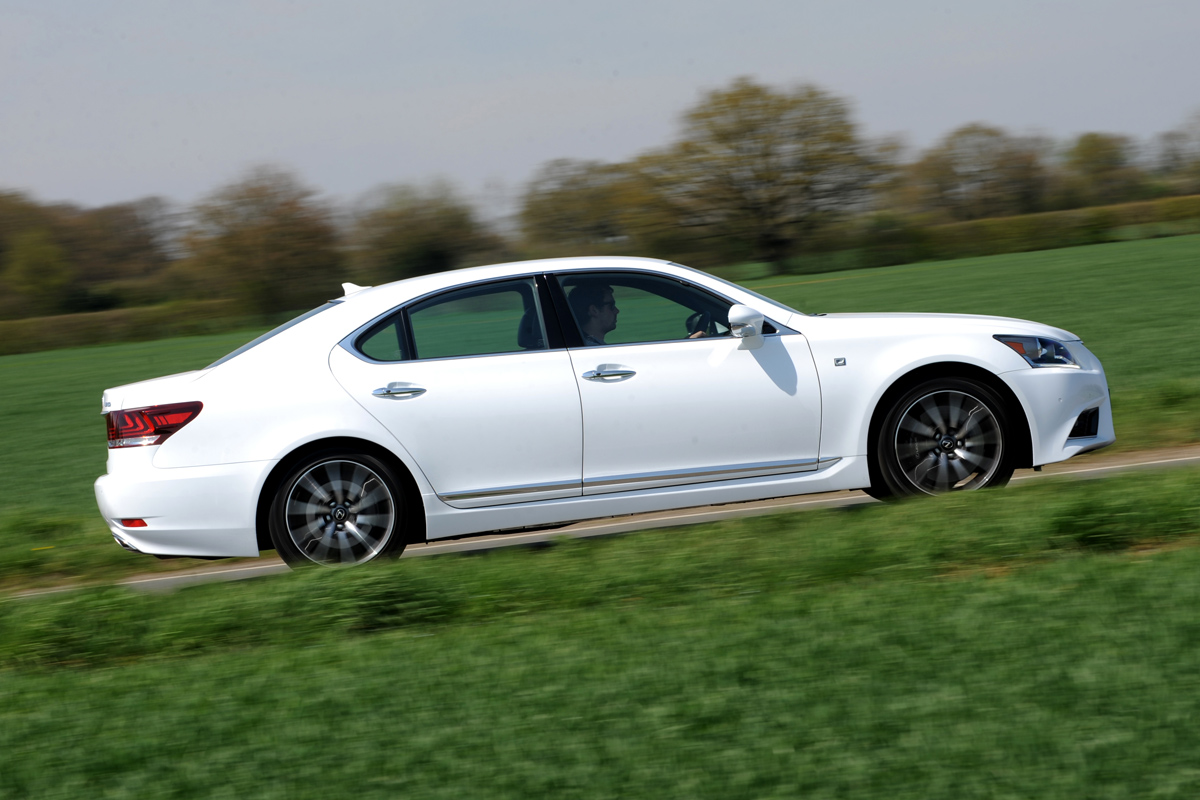 Lexus LS panning