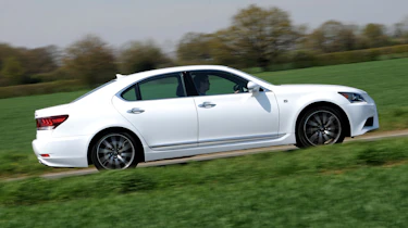 Lexus LS panning