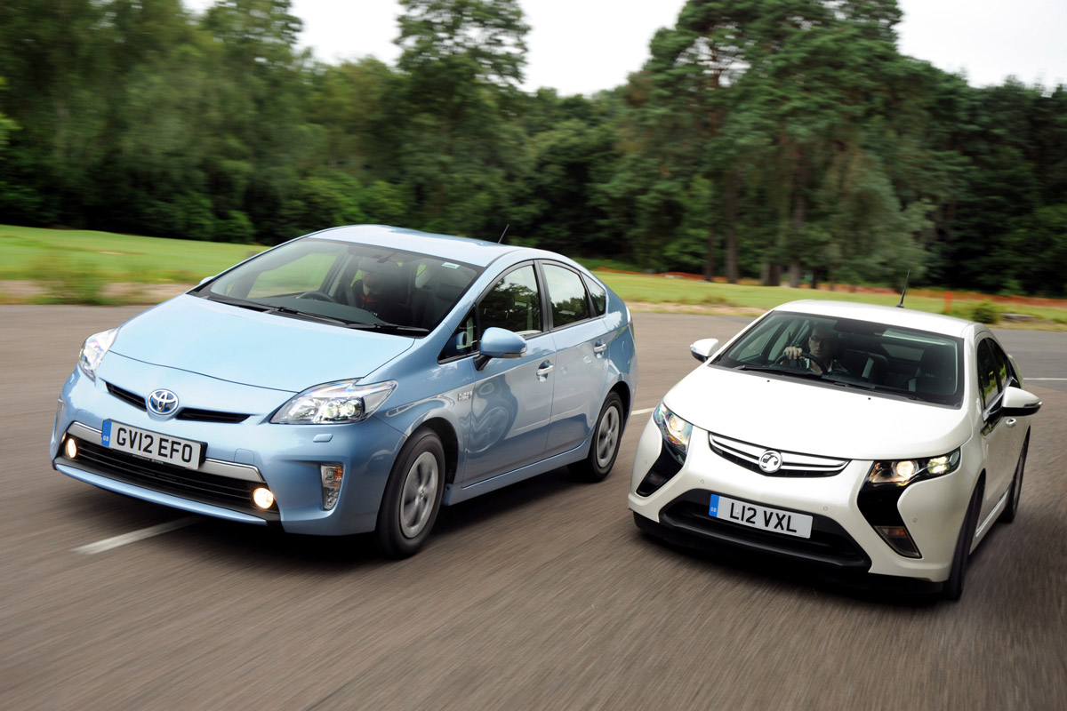 Toyota Prius Plug-in vs Vauxhall Ampera