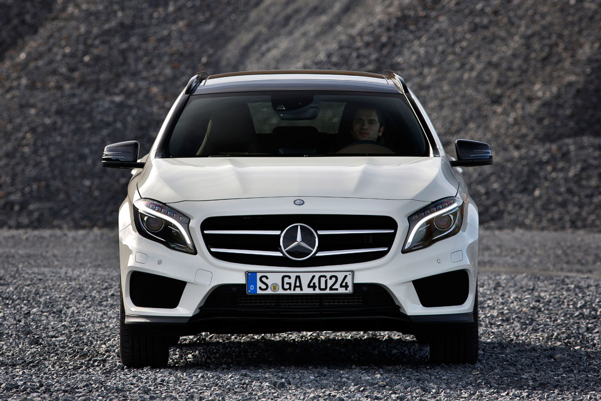 Mercedes GLA 250 SE - head on