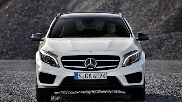 Mercedes GLA 250 SE - head on