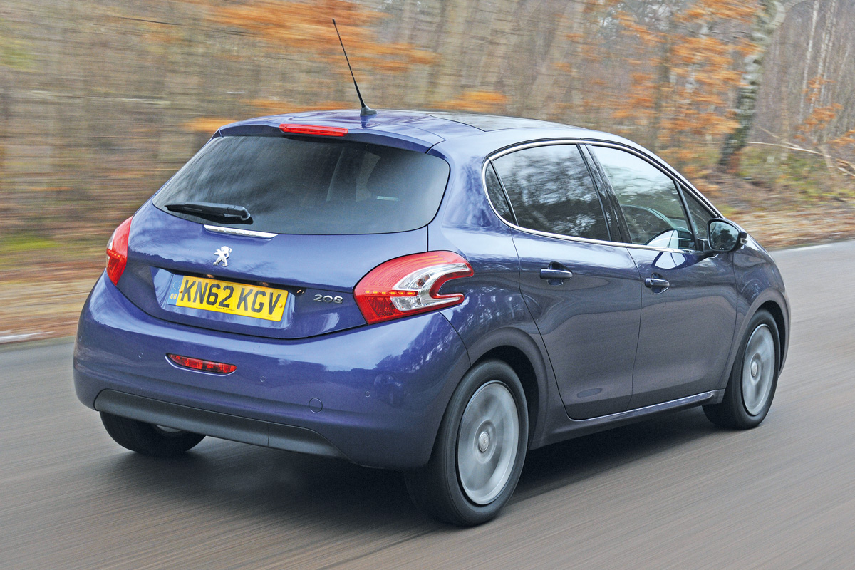 Peugeot 208 rear tracking