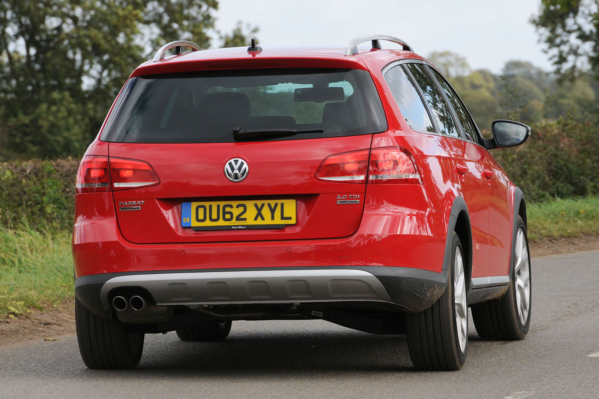 Volkswagen Passat Estate rear cornering
