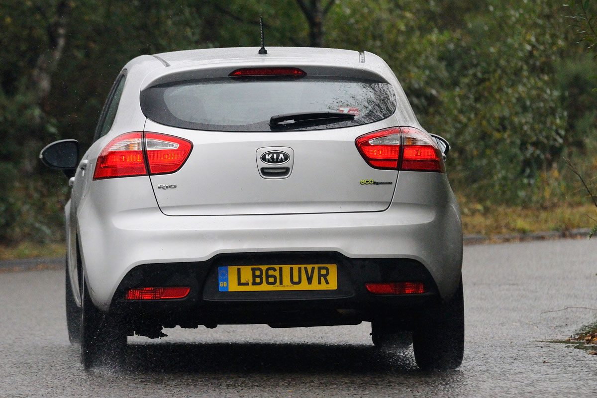 Kia Rio rear cornering