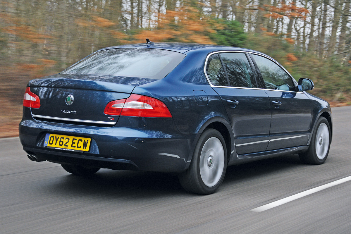 Skoda Superb 2.0 TDI SE Plus rear tracking