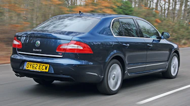 Skoda Superb 2.0 TDI SE Plus rear tracking