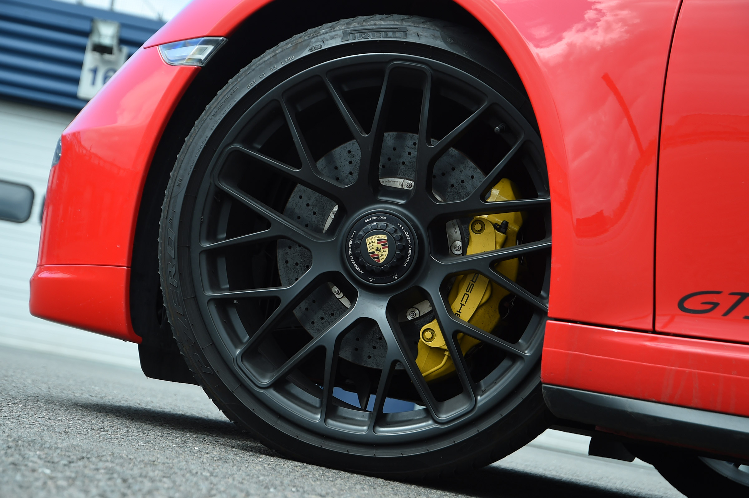 Porsche 911 GTS wheel