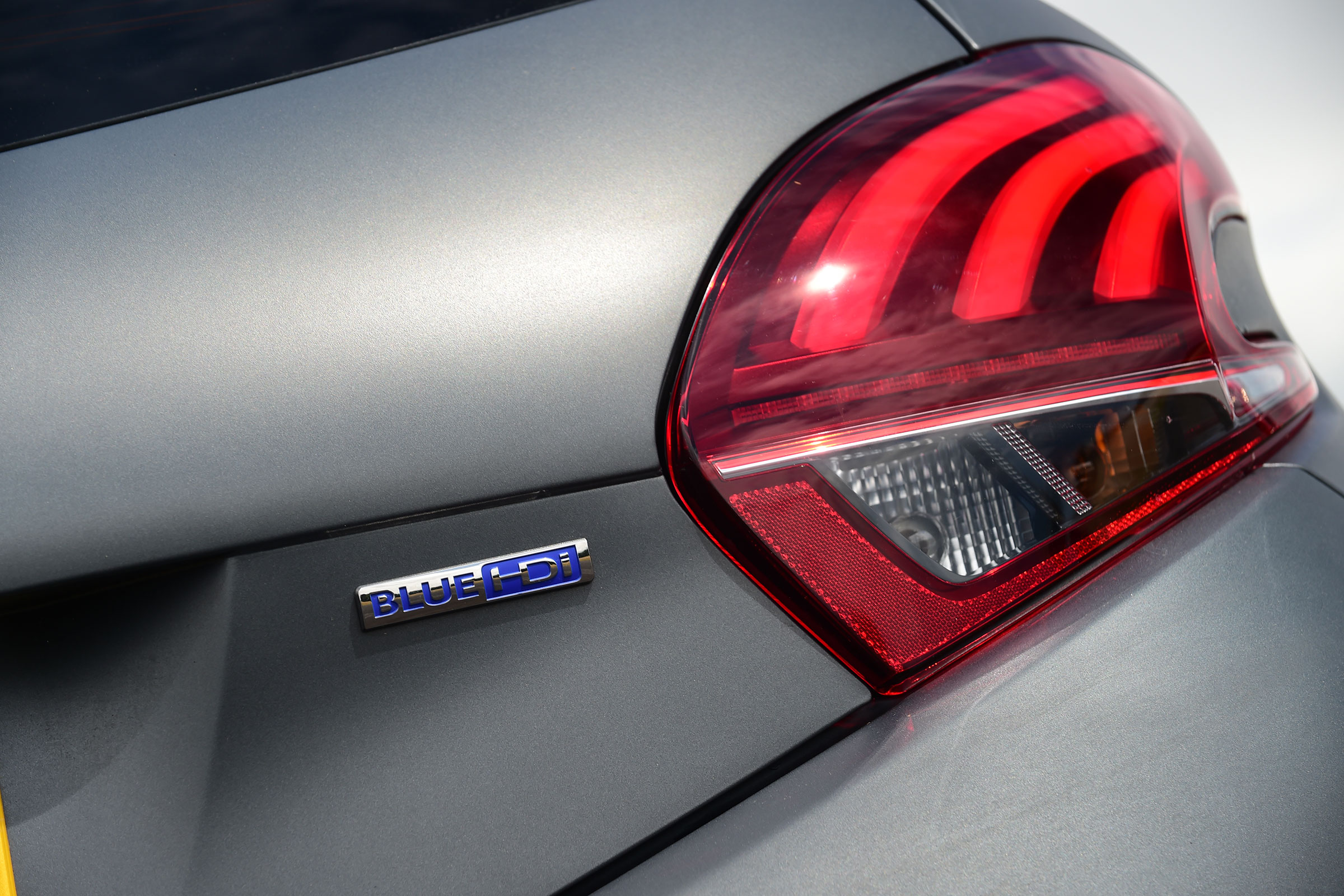 Peugeot 208 - badge and rear lights