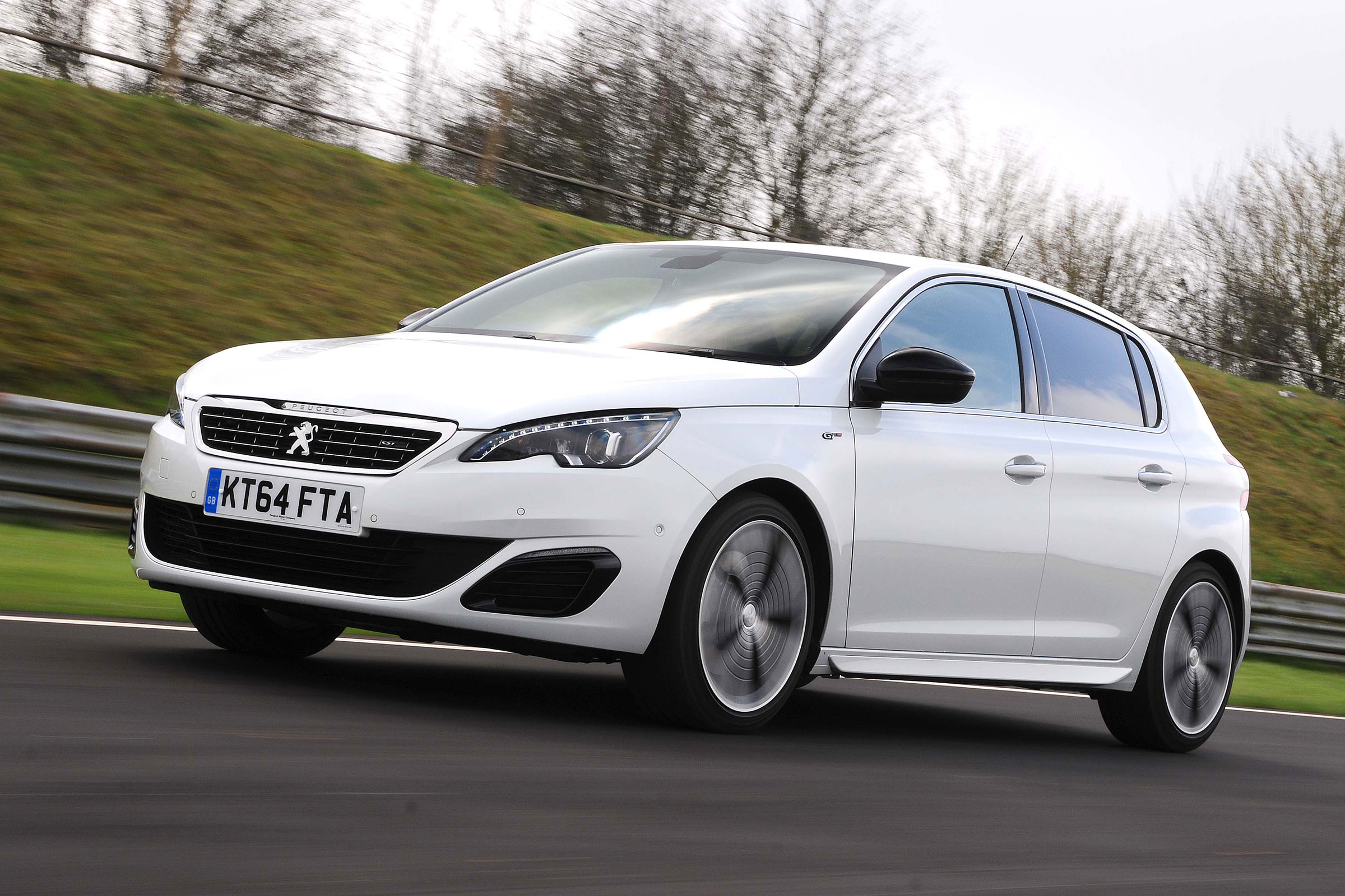 Peugeot 308 GT - front tracking