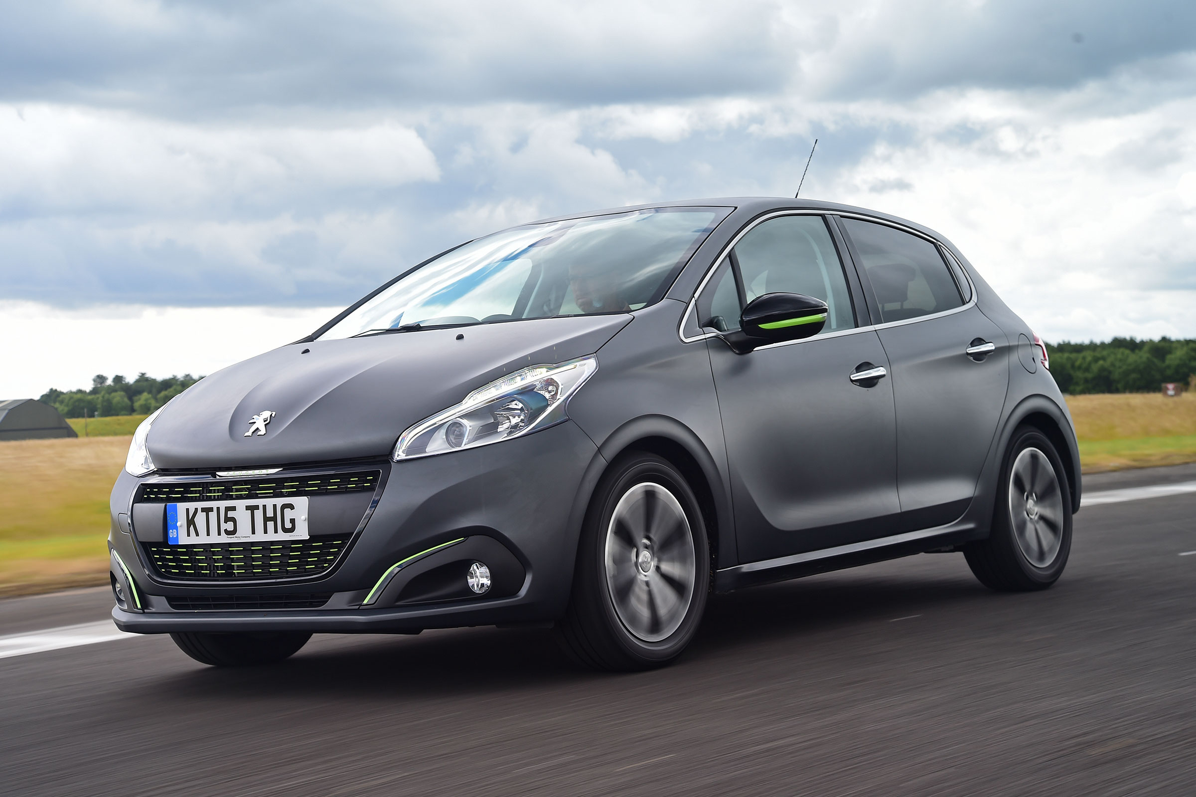 Peugeot 208 - front tracking