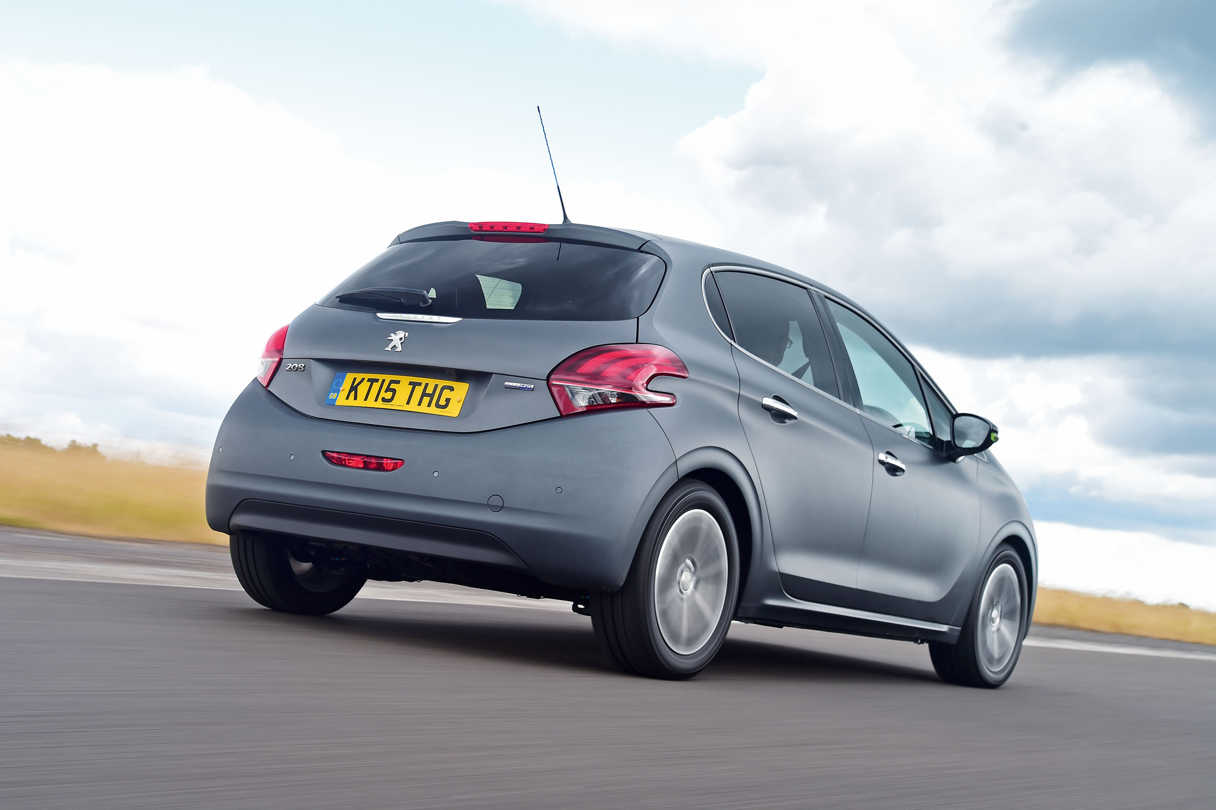 Peugeot 208 - rear tracking