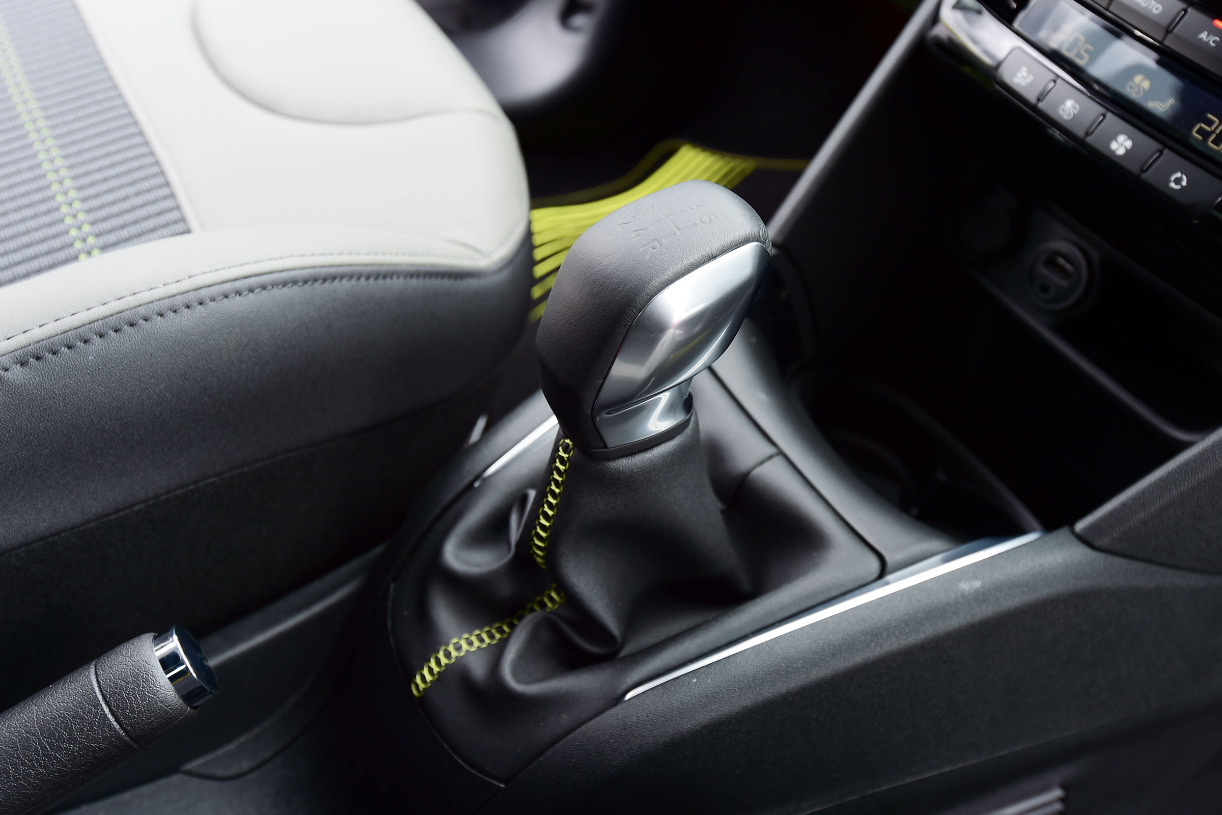 Peugeot 208 - gearlever