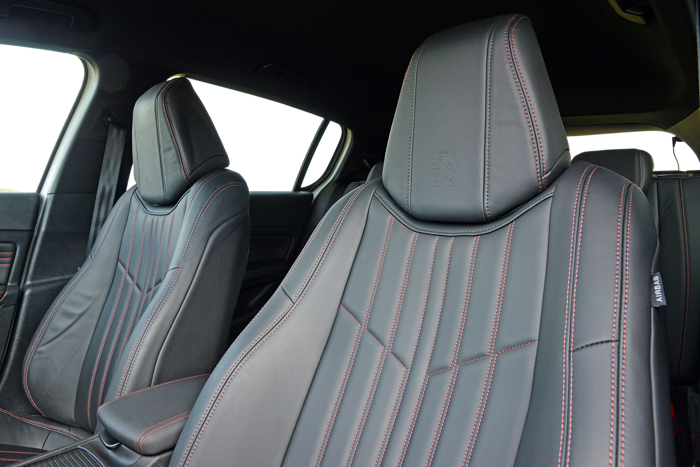 Peugeot 308 GT - front seats