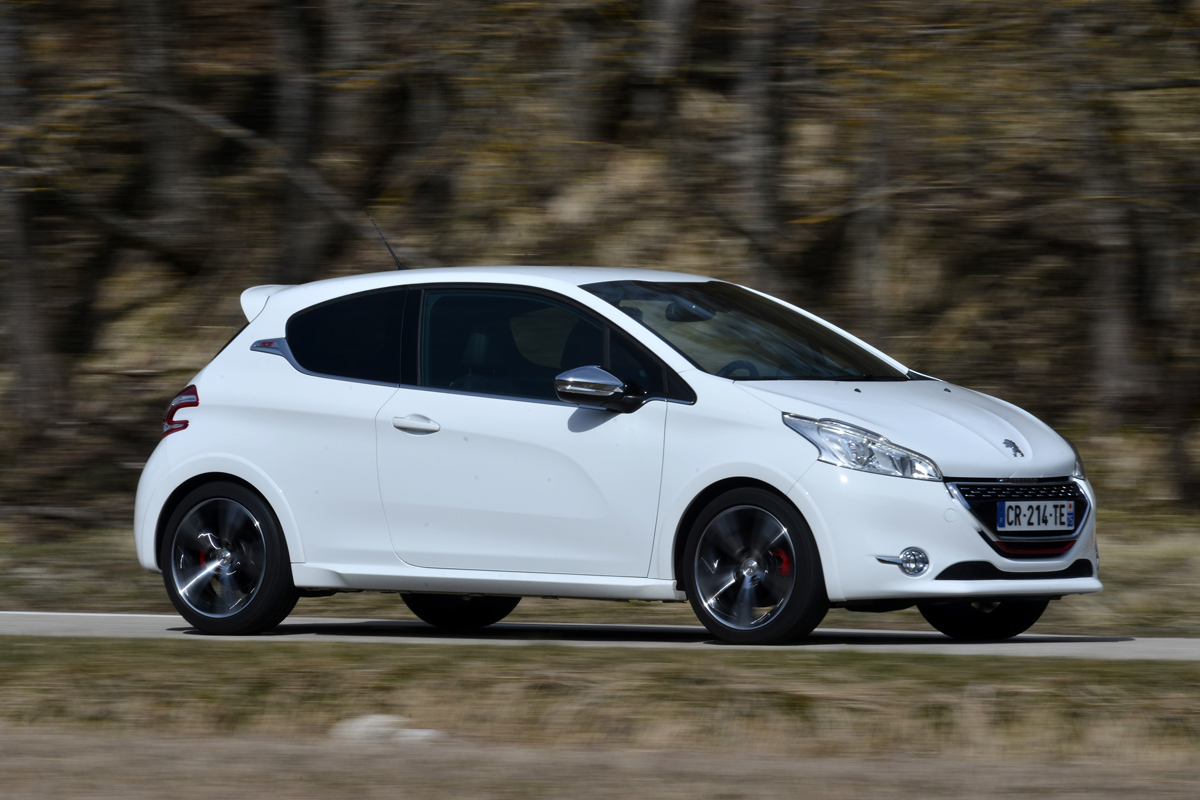 Peugeot 208 GTi side
