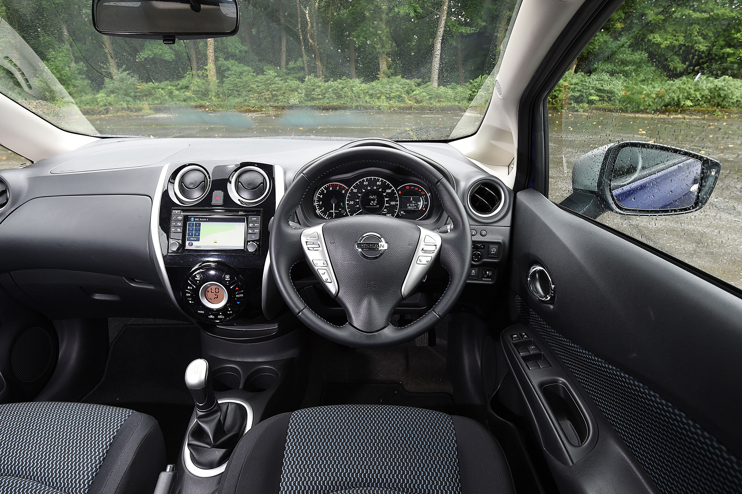 Nissan Note blue dashboard